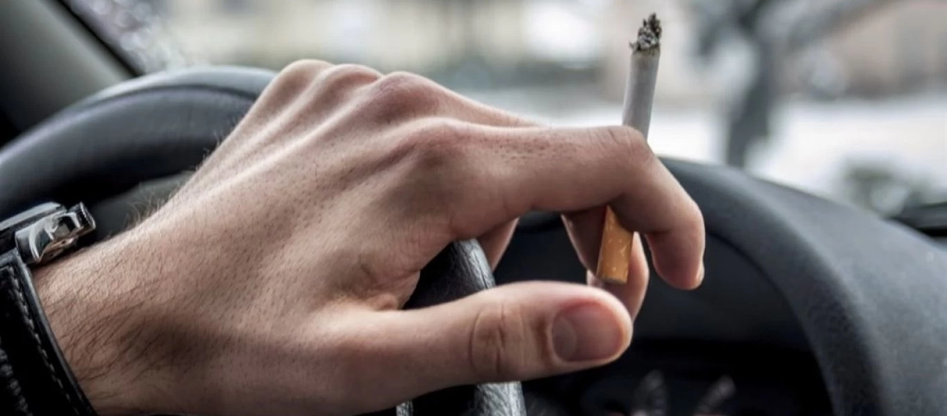 Κάπνισμα και οδήγηση: Πρόστιμα από 1.500 ευρώ και αφαίρεση διπλώματος